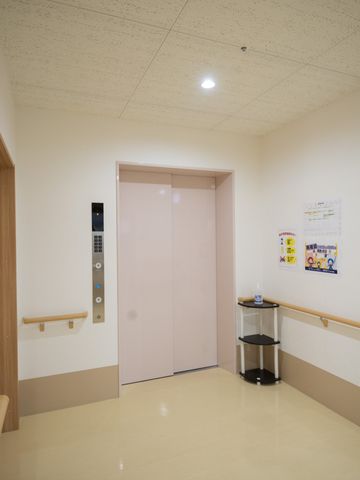 清潔な廊下のエレベーター