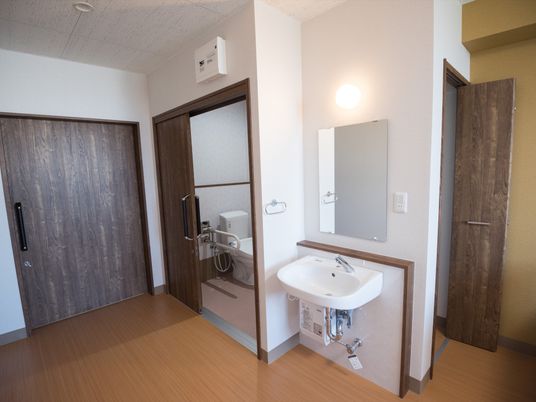 清潔なトイレと洗面台