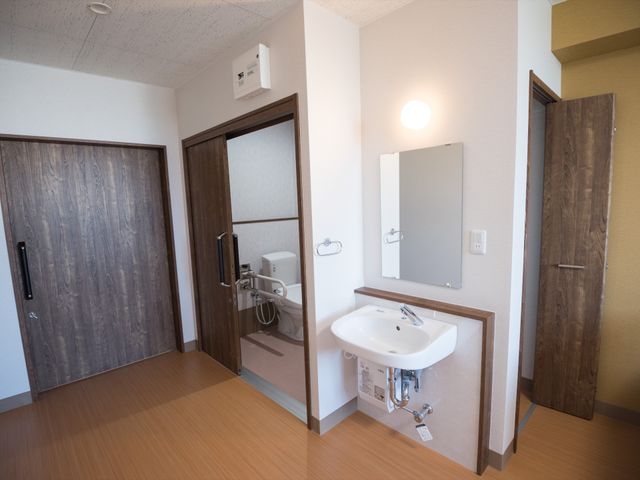 清潔なトイレと洗面台