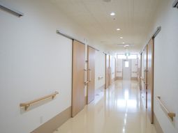 明るく清潔な廊下