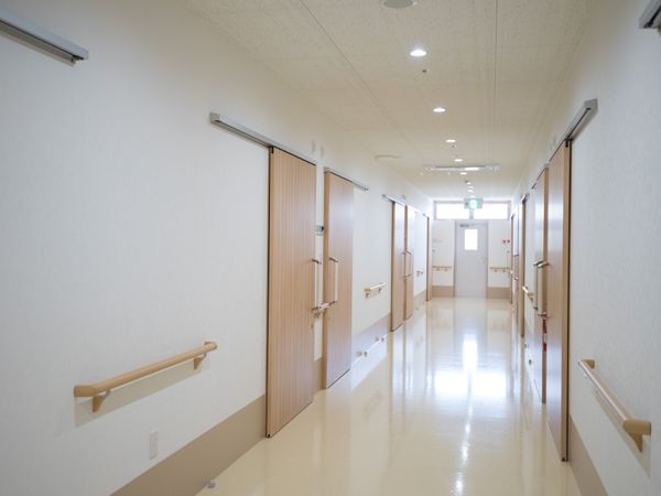明るく清潔な廊下