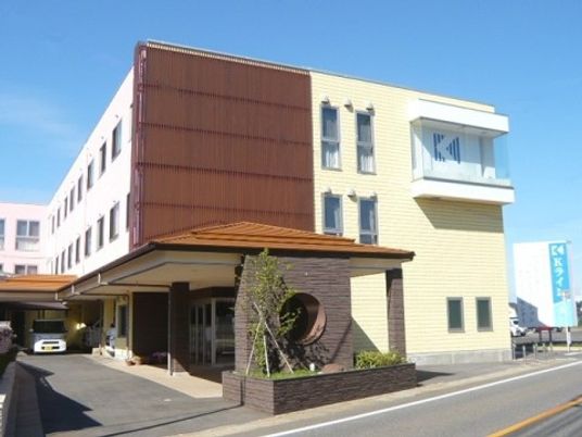 明るい外観の建物エントランス