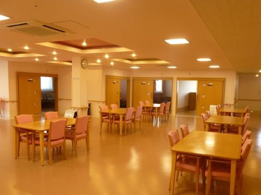 広々とした明るい食堂