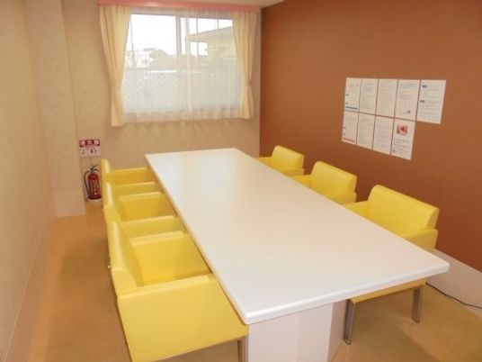 明るい掲示物のあるダイニング