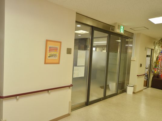 ガラスの自動ドアと廊下