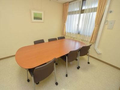 会議用テーブルと椅子の部屋