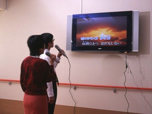 カラオケを楽しむ人々