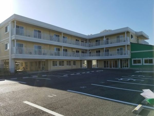 明るい施設の外観
