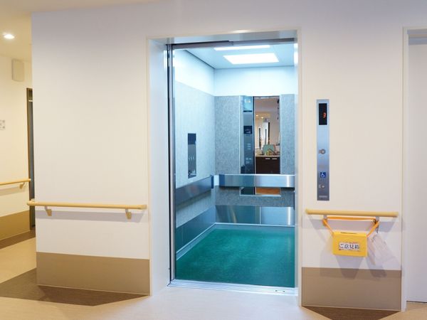 清潔感のあるエレベーター前