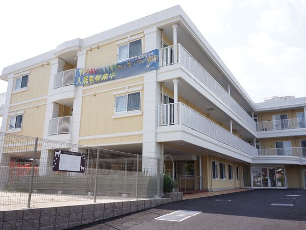 広々とした建物の外観