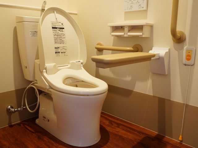 バリアフリー対応のトイレ トイレ 手すりが完備された清潔なトイレです。安心して利用できる環境が整っております。
