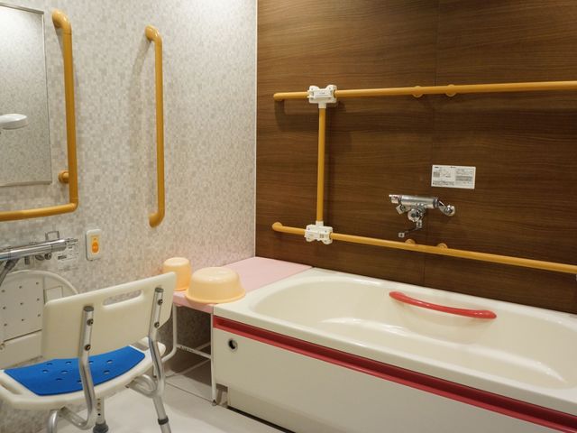 バリアフリーな浴室設備 浴室 手すり付きの広々とした浴室で、ご高齢の方々も安心してご利用いただけます。清掃が行き届いた清潔感のある空間です。