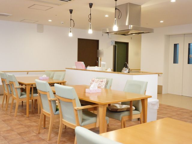 明るく広々としたダイニング 食堂 ゆったりとした食事スペースで、共に食事を楽しむ時間が過ごせます。働く上で、利用者の方々とのコミュニケーションが図りやすい環境です。