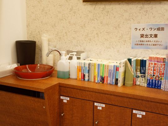 書籍と消毒設備のカウンター