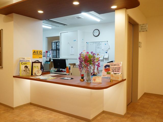 明るい受付カウンター 受付 清潔感のあふれる受付で、明るい笑顔で訪れる人を迎えます。スタッフが常に対応できる環境が整っております。