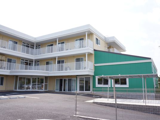 明るい二階建て施設の外観
