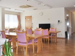 清潔なダイニングスペース