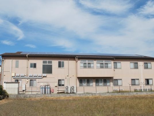 広々とした建物の外観