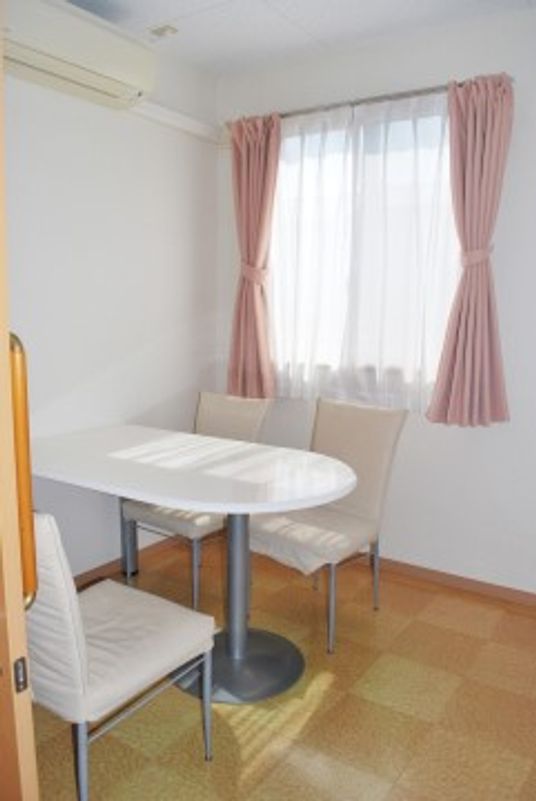 明るい居室のテーブルセット