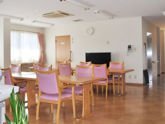 明るい共有ダイニングスペース