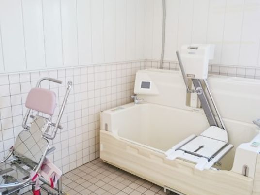 バリアフリー設計の浴室