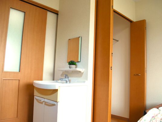 清潔な個室の洗面所