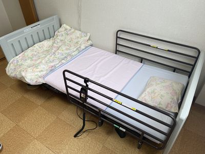 清潔な居室のベッド