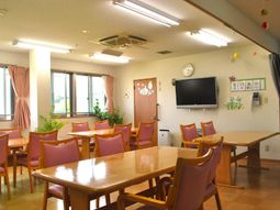 明るい空間の食堂風景