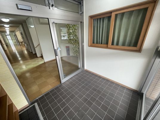 廊下へと続くエントランス