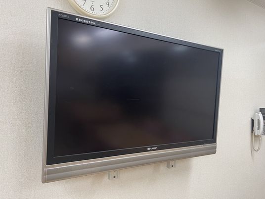 壁掛けの大型テレビ