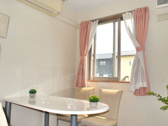 明るい居室の角