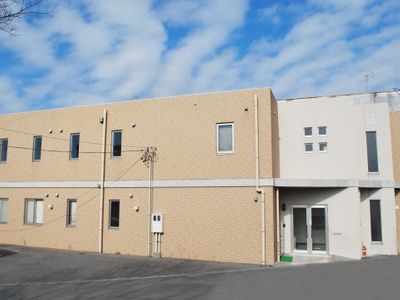 明るい日差しの居室外観