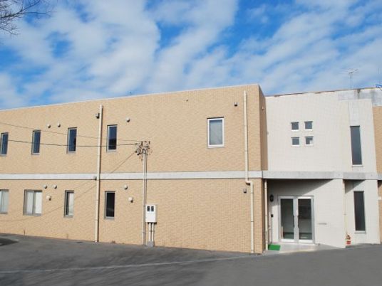 明るい日差しの居室外観