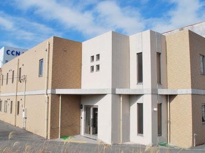 明るい外観の建物