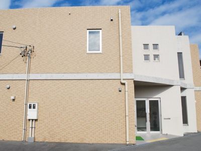 清潔な外観の施設