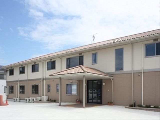 ゆったりとした外観の建物 外観 広々とした前庭があり、明るい雰囲気を持つ建物です。来訪者を温かく迎えるエントランスが特徴です。