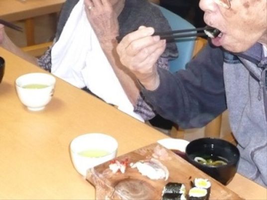 お食事をされる高齢者