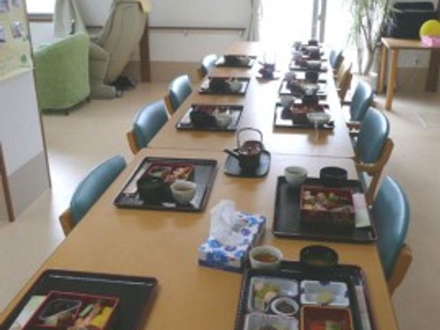 食事準備完了の食堂 お食事２ 整然と配置されたテーブルには、色とりどりの料理が盛り付けられ、明るく清潔感のある食事空間が広がっています。