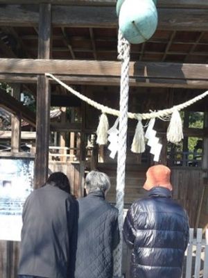参拝をする人々