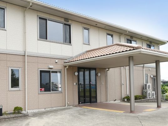 明るい外観の玄関  