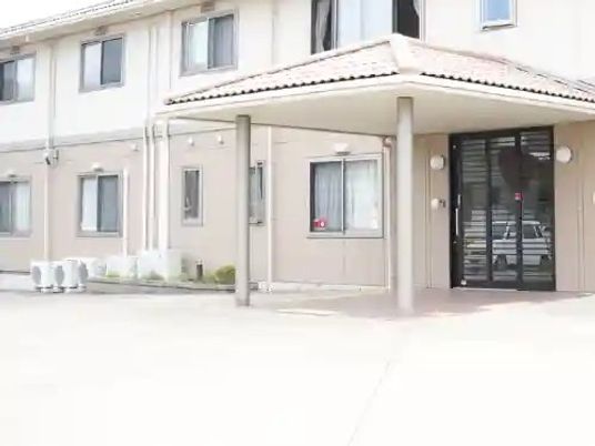 建物正面のエントランス  