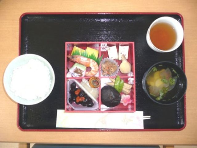 和風の食事セット お食事 栄養バランスを考えた和食の一例です。彩り豊かな料理で、毎日の食事が楽しみになります。
