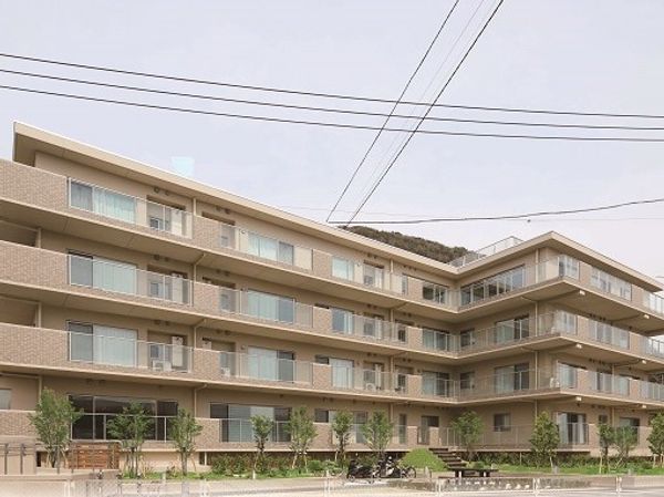 多階層のモダンな建物外観