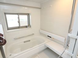 明るい清潔な浴室