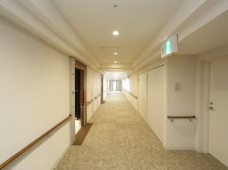 明るく清潔な廊下