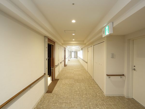 明るく清潔な廊下