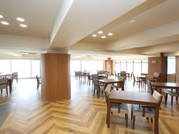広々とした明るい食堂スペース