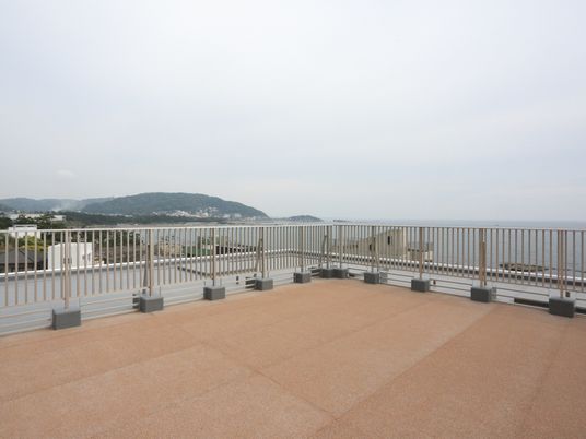 海を望む広いテラス