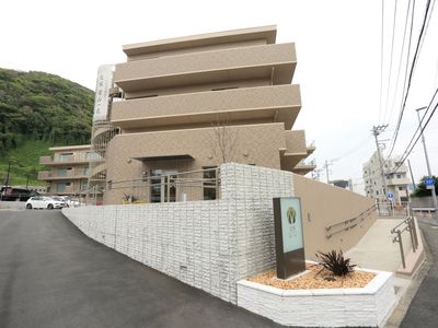 施設のモダンな外観