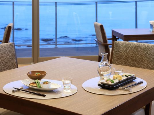 海を望む食堂の一角
